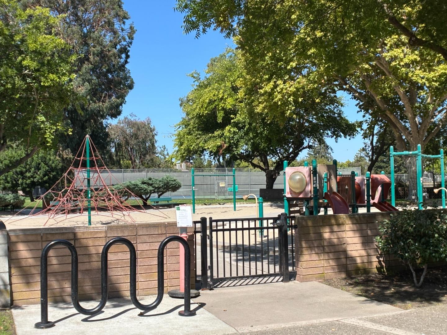 Detail Gallery Image 27 of 34 For 731 Loma Verde Ave #G,  Palo Alto,  CA 94303 - 3 Beds | 2/1 Baths