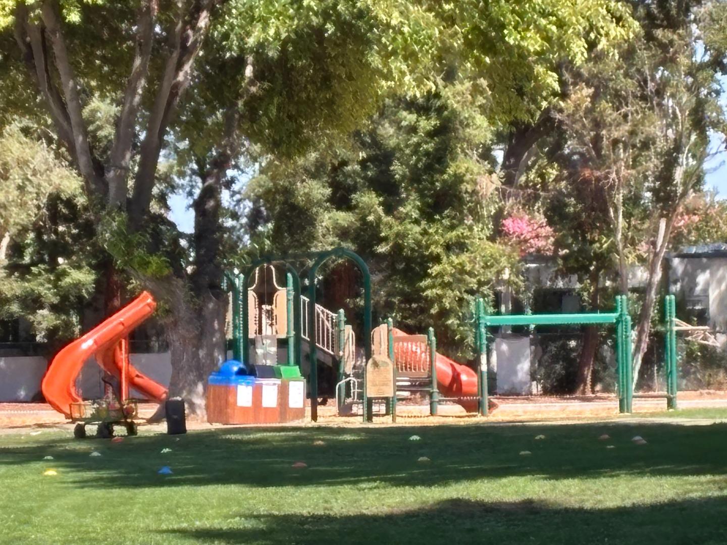 Detail Gallery Image 33 of 34 For 731 Loma Verde Ave #G,  Palo Alto,  CA 94303 - 3 Beds | 2/1 Baths