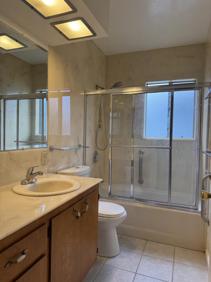 Detail Gallery Image 13 of 37 For 24545 Leona Dr, Hayward,  CA 94542 - 5 Beds | 2 Baths