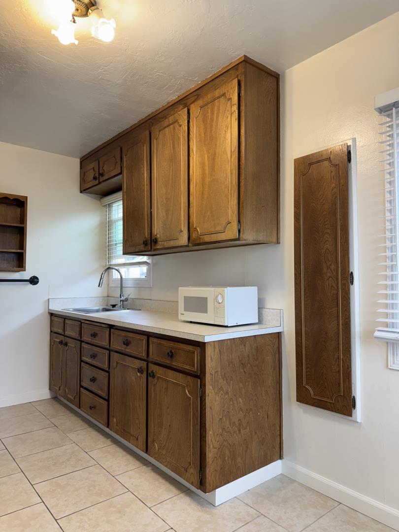 Detail Gallery Image 7 of 37 For 24545 Leona Dr, Hayward,  CA 94542 - 5 Beds | 2 Baths