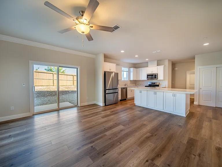 Detail Gallery Image 2 of 20 For 887 Congaree Ln, Redding,  CA 96001 - 4 Beds | 2/1 Baths