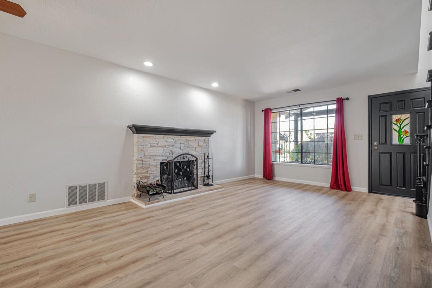 Detail Gallery Image 5 of 30 For 16265 Lyle St, Castro Valley,  CA 94578 - 5 Beds | 2 Baths