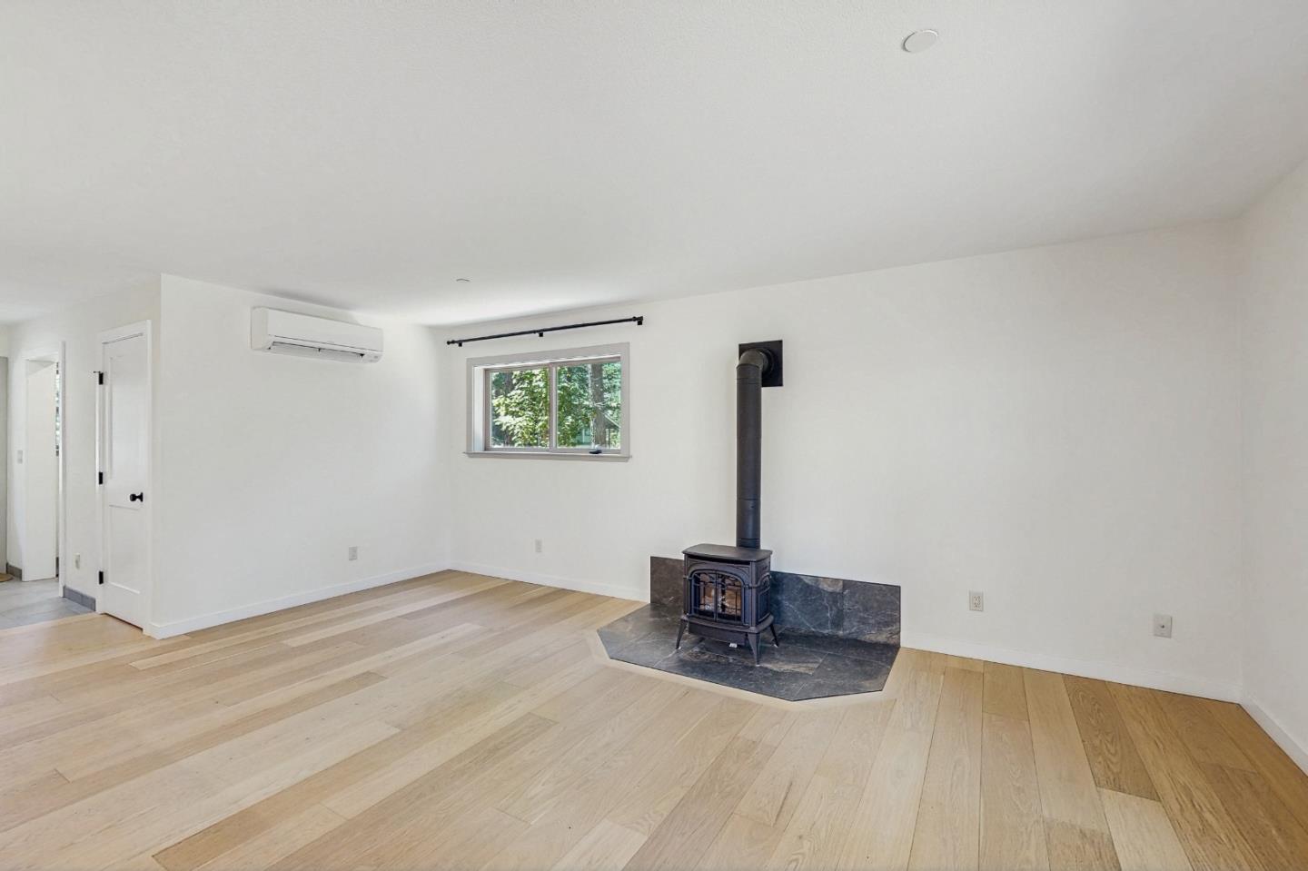 Detail Gallery Image 4 of 37 For 1188 Tokochi St, South Lake Tahoe,  CA 96150 - 3 Beds | 2/1 Baths