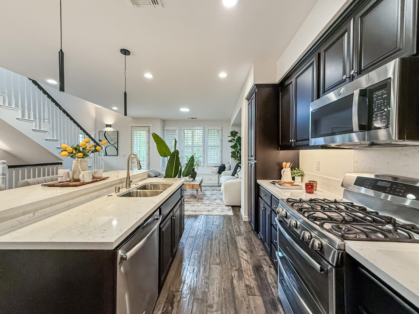 Detail Gallery Image 13 of 46 For 311 Geary Way, Mountain View,  CA 94041 - 4 Beds | 4 Baths