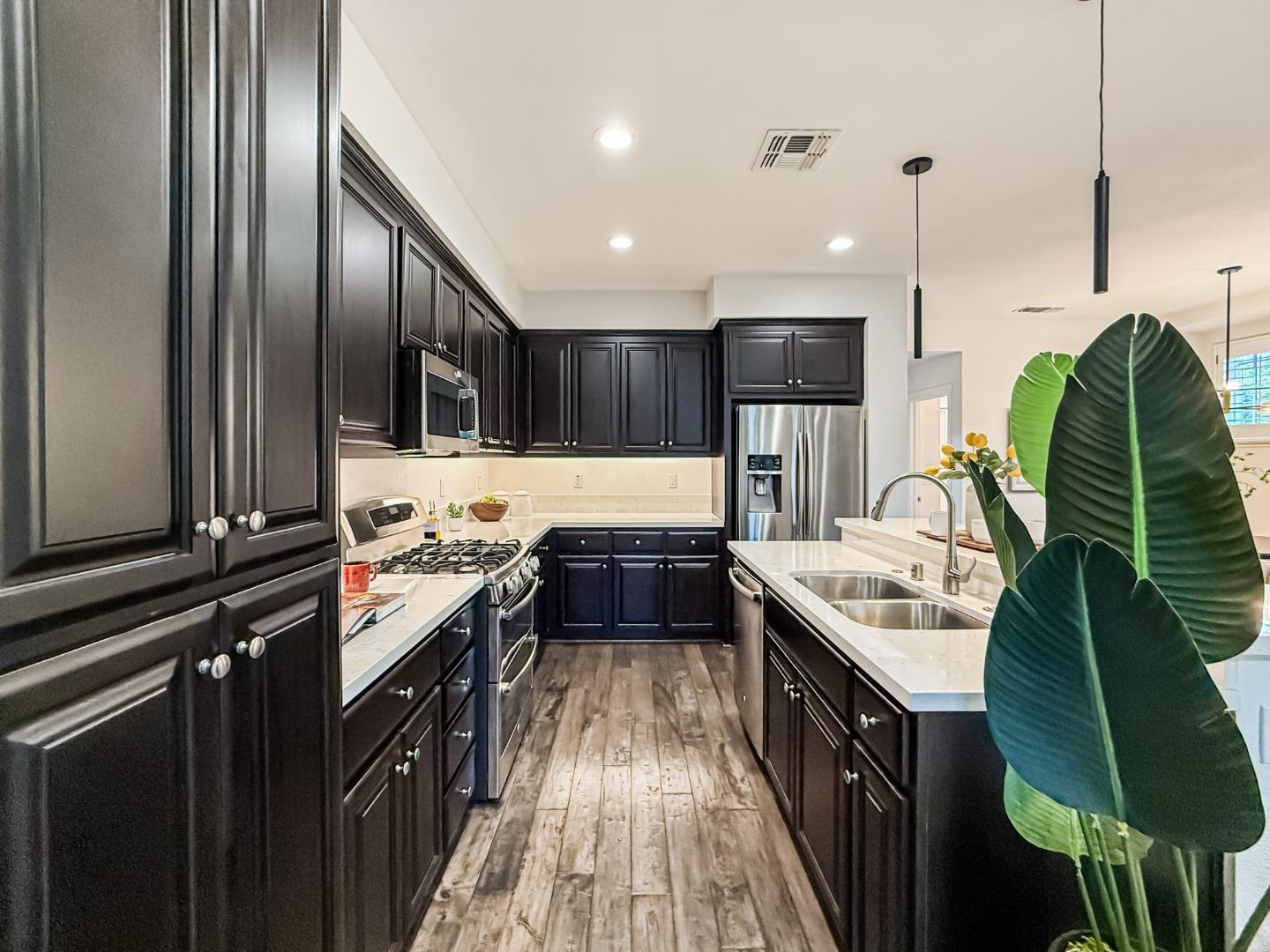 Detail Gallery Image 14 of 46 For 311 Geary Way, Mountain View,  CA 94041 - 4 Beds | 4 Baths