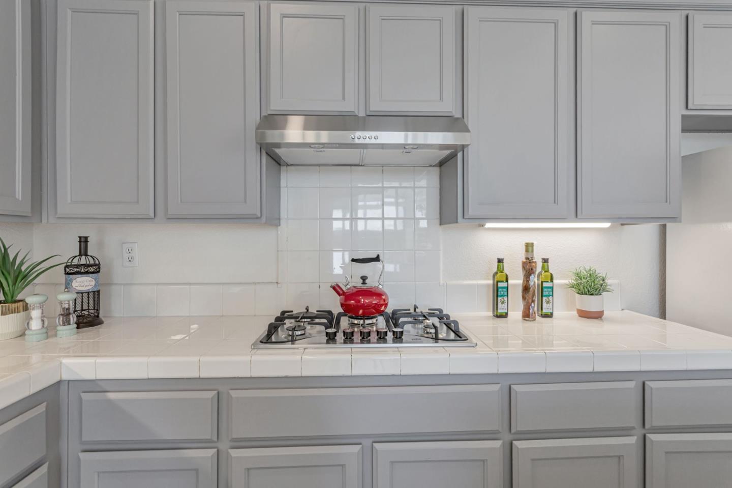 Detail Gallery Image 10 of 53 For 1048 Stillspring Dr, Vacaville,  CA 95687 - 5 Beds | 3 Baths