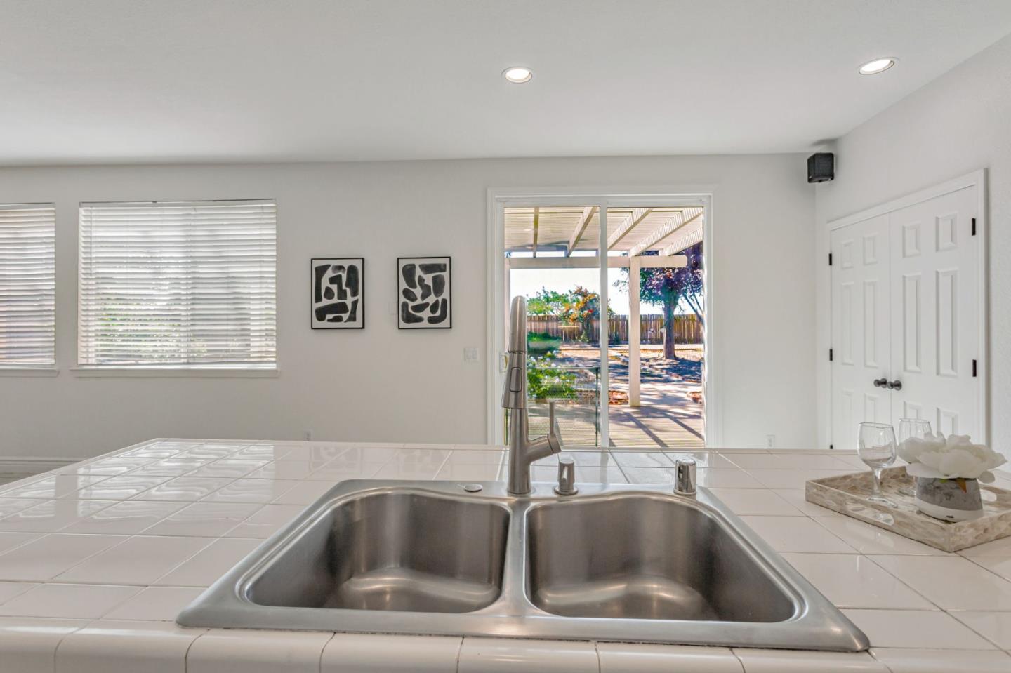 Detail Gallery Image 11 of 53 For 1048 Stillspring Dr, Vacaville,  CA 95687 - 5 Beds | 3 Baths