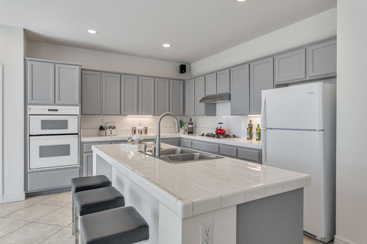 Detail Gallery Image 13 of 53 For 1048 Stillspring Dr, Vacaville,  CA 95687 - 5 Beds | 3 Baths