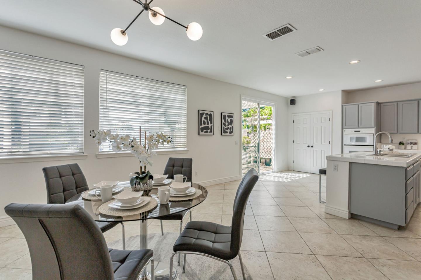 Detail Gallery Image 15 of 53 For 1048 Stillspring Dr, Vacaville,  CA 95687 - 5 Beds | 3 Baths