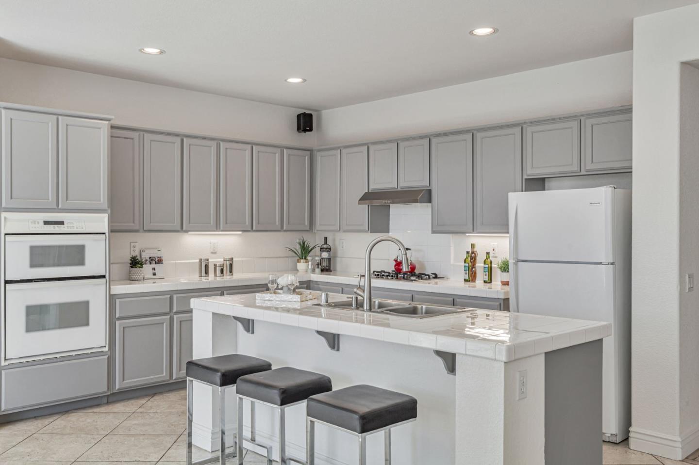 Detail Gallery Image 8 of 53 For 1048 Stillspring Dr, Vacaville,  CA 95687 - 5 Beds | 3 Baths