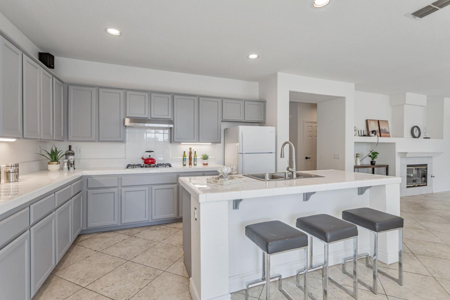 Detail Gallery Image 9 of 53 For 1048 Stillspring Dr, Vacaville,  CA 95687 - 5 Beds | 3 Baths