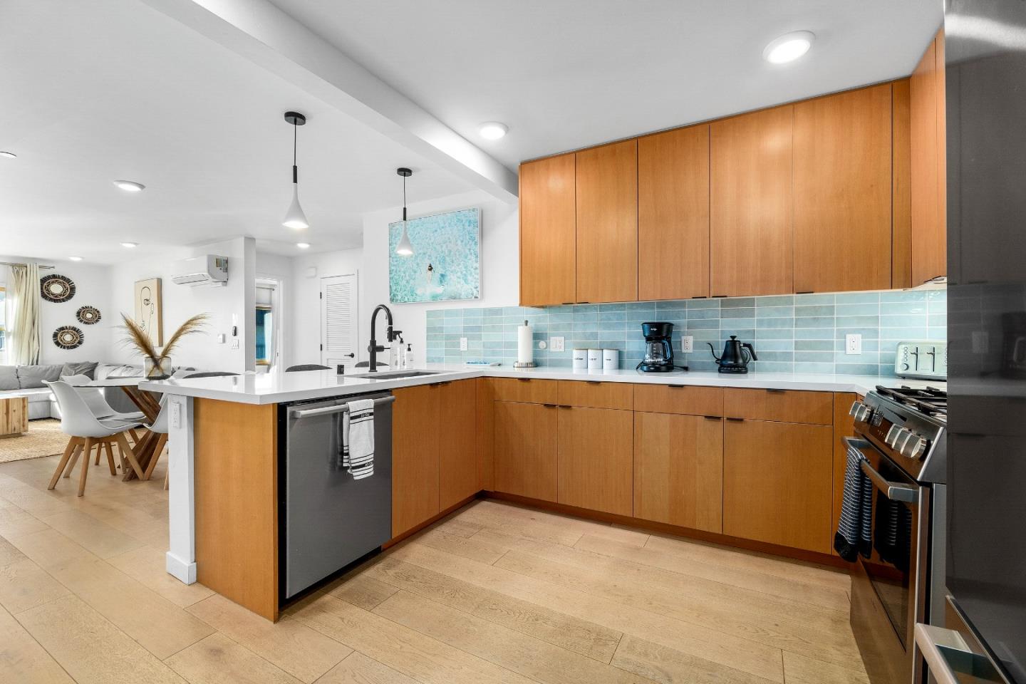 Detail Gallery Image 11 of 46 For 208 Capitola Ave, Capitola,  CA 95010 - – Beds | – Baths