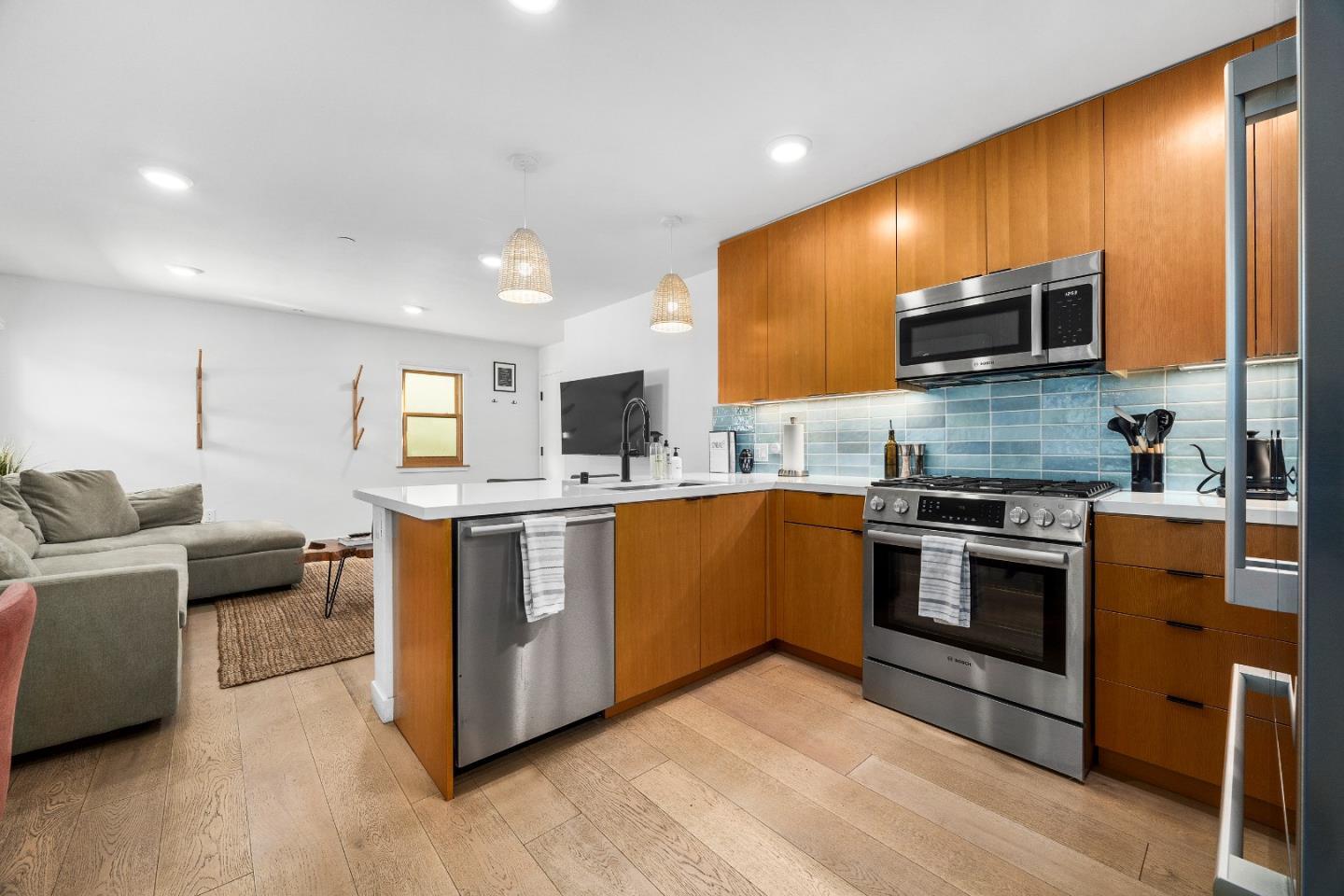 Detail Gallery Image 28 of 46 For 208 Capitola Ave, Capitola,  CA 95010 - 3 Beds | 3/3 Baths