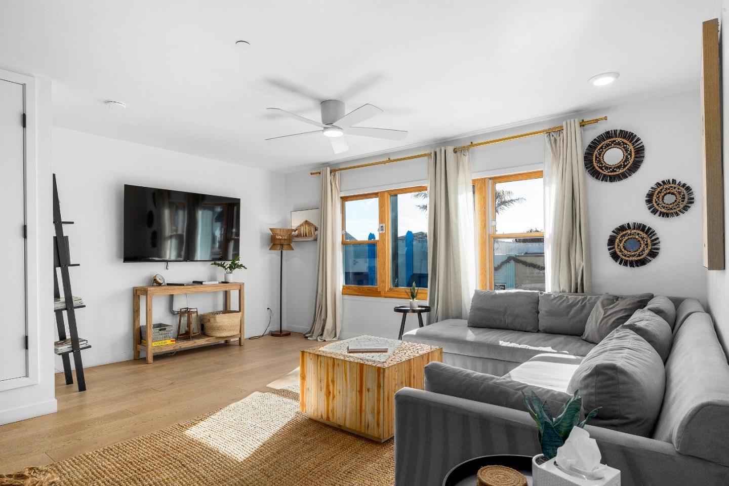 Detail Gallery Image 4 of 46 For 208 Capitola Ave, Capitola,  CA 95010 - 3 Beds | 3/3 Baths