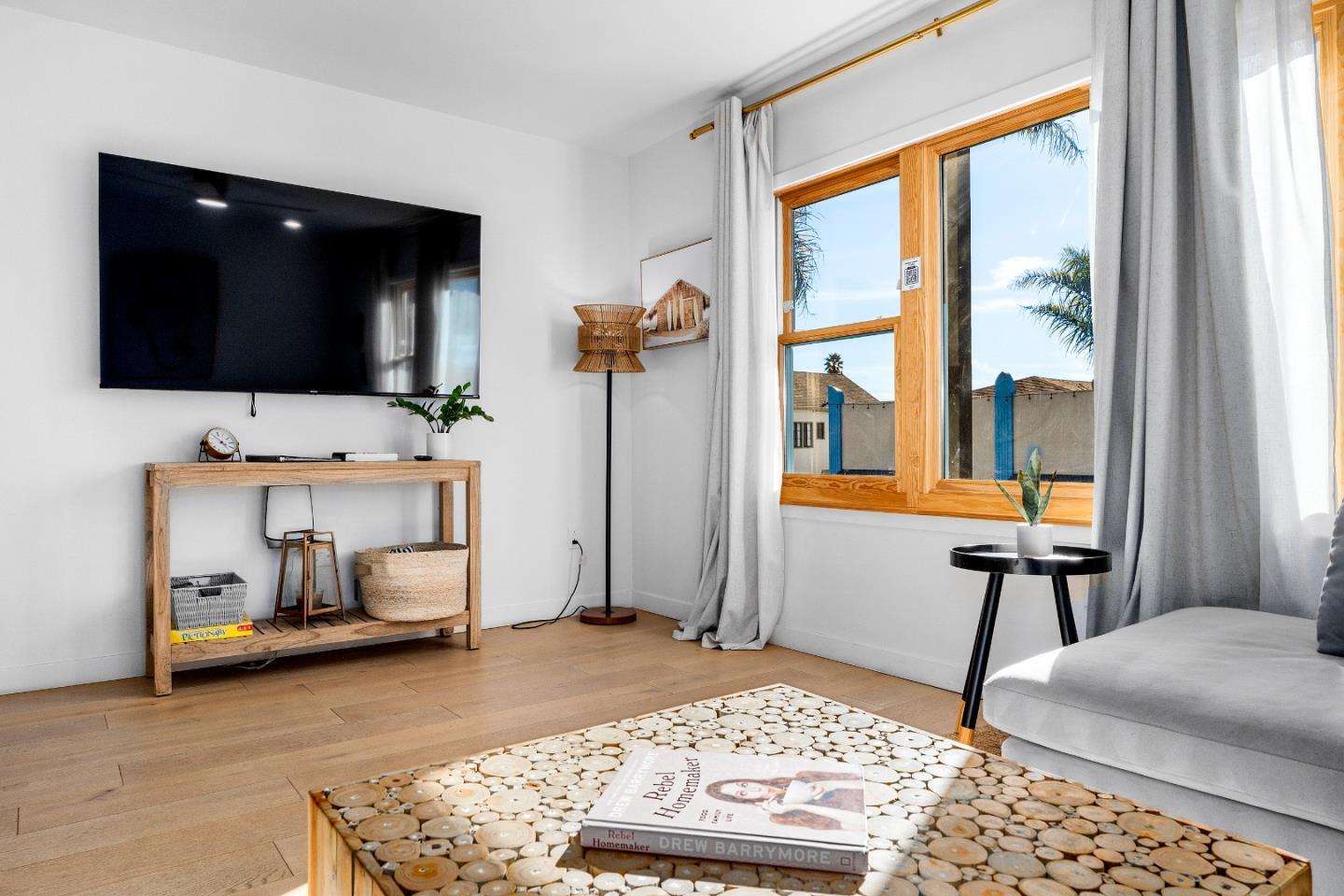 Detail Gallery Image 6 of 46 For 208 Capitola Ave, Capitola,  CA 95010 - 3 Beds | 3/3 Baths