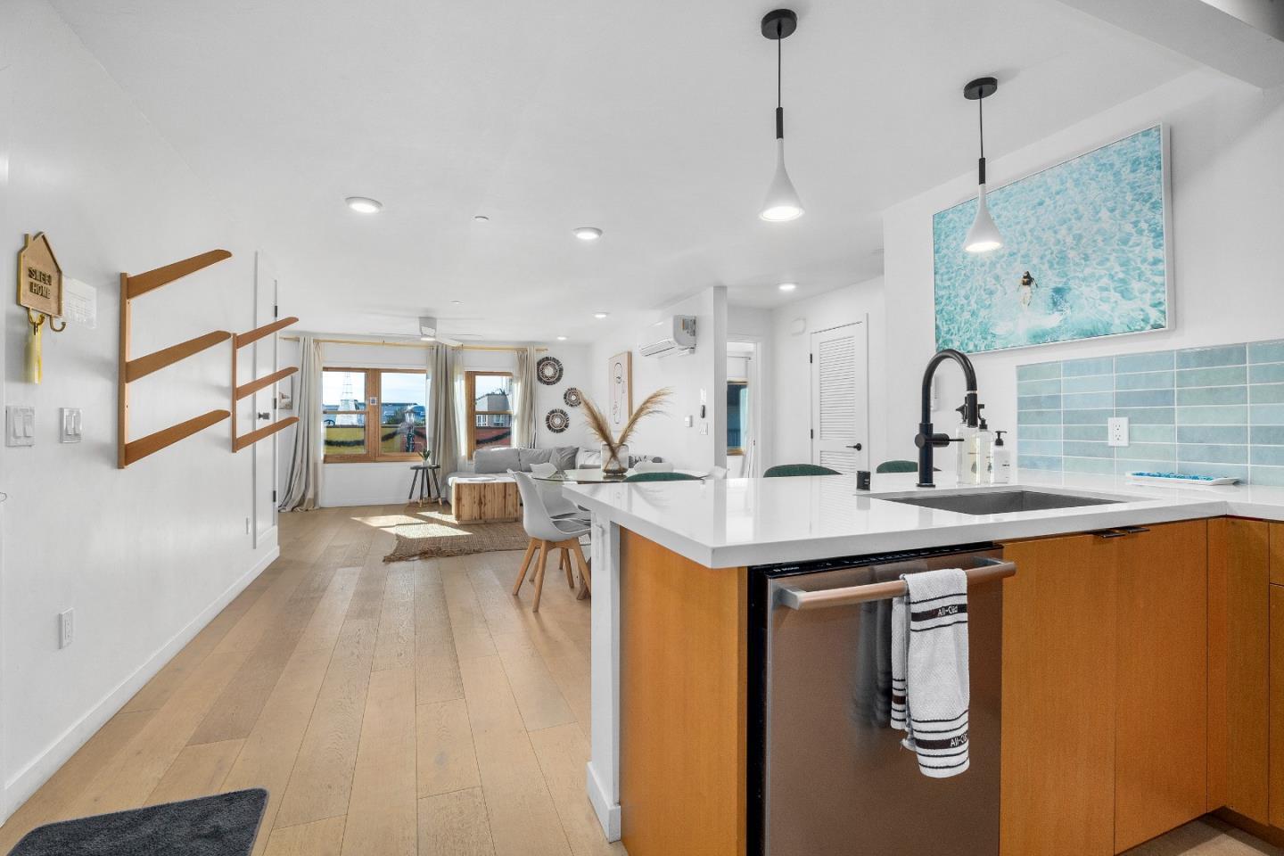 Detail Gallery Image 8 of 46 For 208 Capitola Ave, Capitola,  CA 95010 - 3 Beds | 3/3 Baths