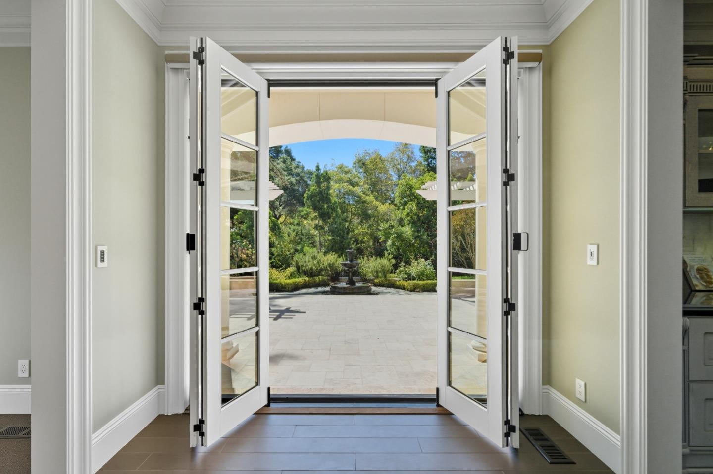 Detail Gallery Image 18 of 63 For 625 W Santa Inez Ave, Hillsborough,  CA 94010 - 5 Beds | 5/2 Baths