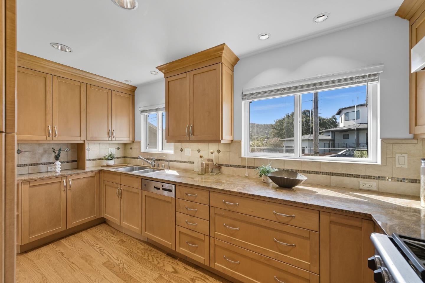 Detail Gallery Image 10 of 31 For 89 Hilltop Dr, San Carlos,  CA 94070 - 3 Beds | 2 Baths