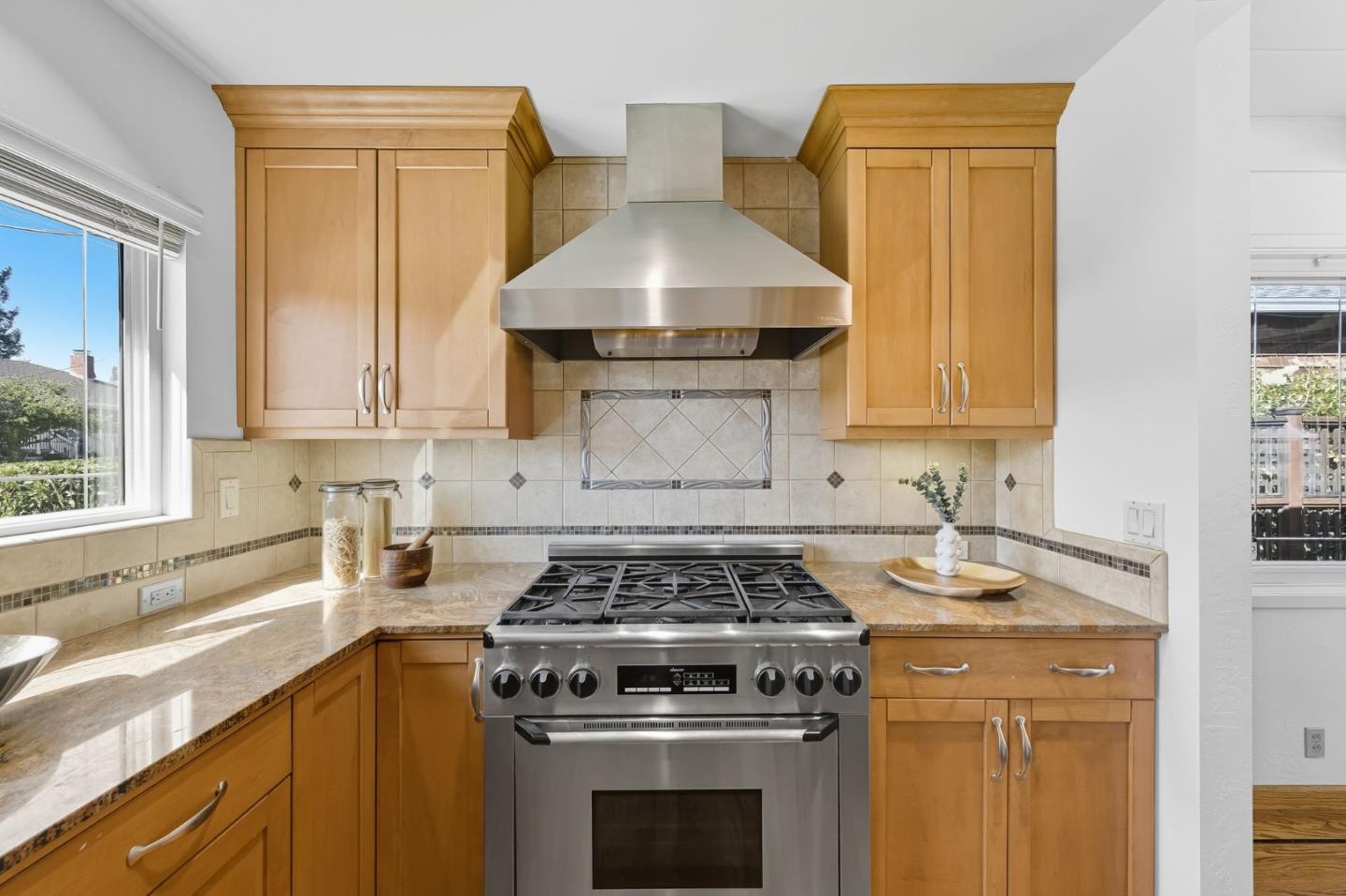 Detail Gallery Image 8 of 31 For 89 Hilltop Dr, San Carlos,  CA 94070 - 3 Beds | 2 Baths