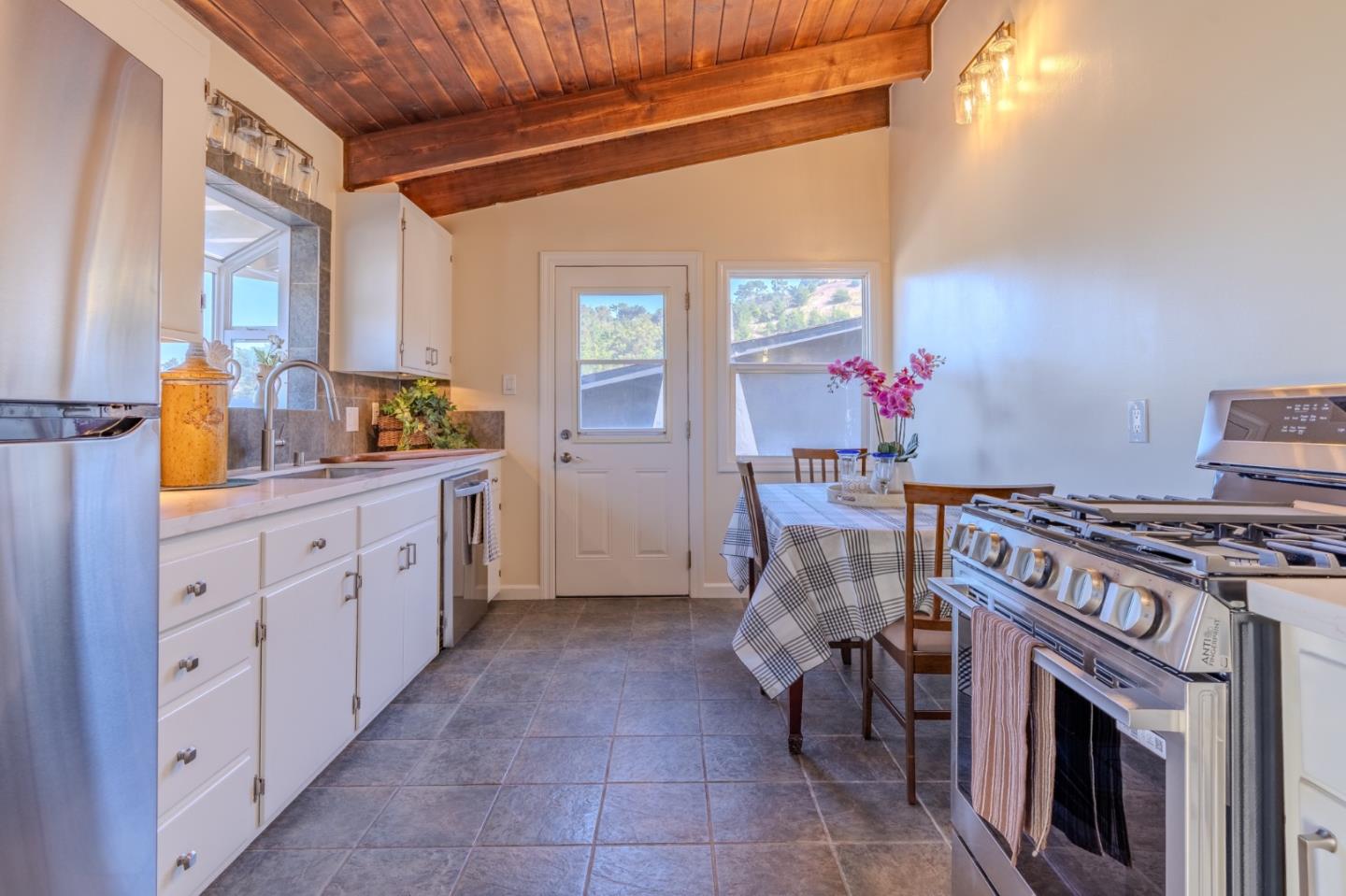 Detail Gallery Image 11 of 39 For 820 Edgemar Ave, Pacifica,  CA 94044 - 4 Beds | 2 Baths