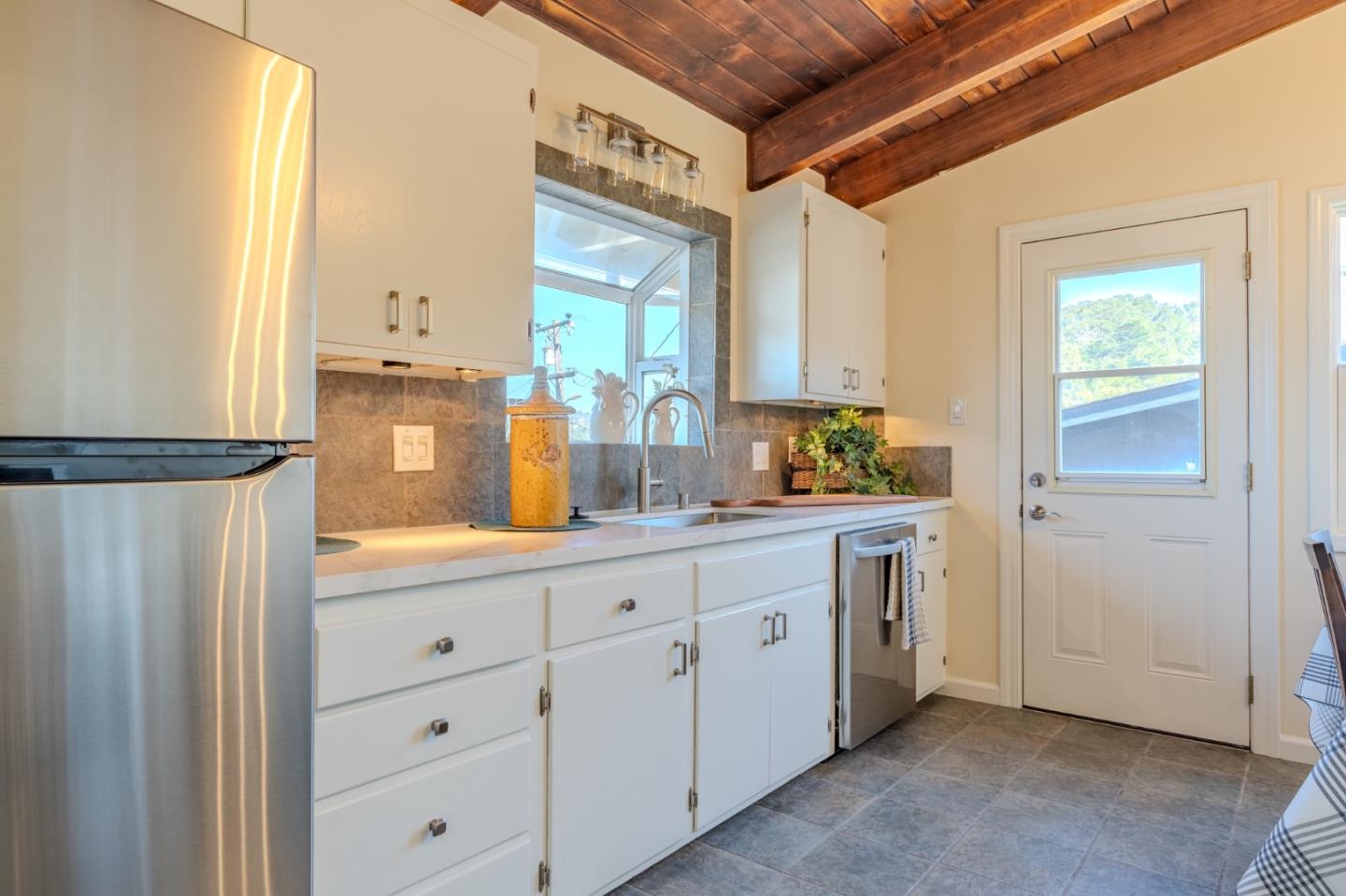 Detail Gallery Image 12 of 39 For 820 Edgemar Ave, Pacifica,  CA 94044 - 4 Beds | 2 Baths