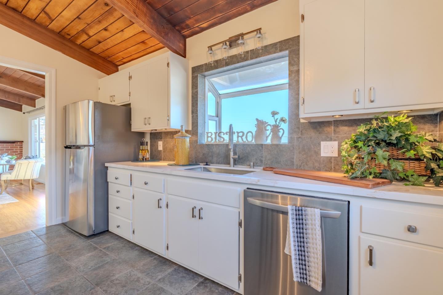 Detail Gallery Image 13 of 39 For 820 Edgemar Ave, Pacifica,  CA 94044 - 4 Beds | 2 Baths