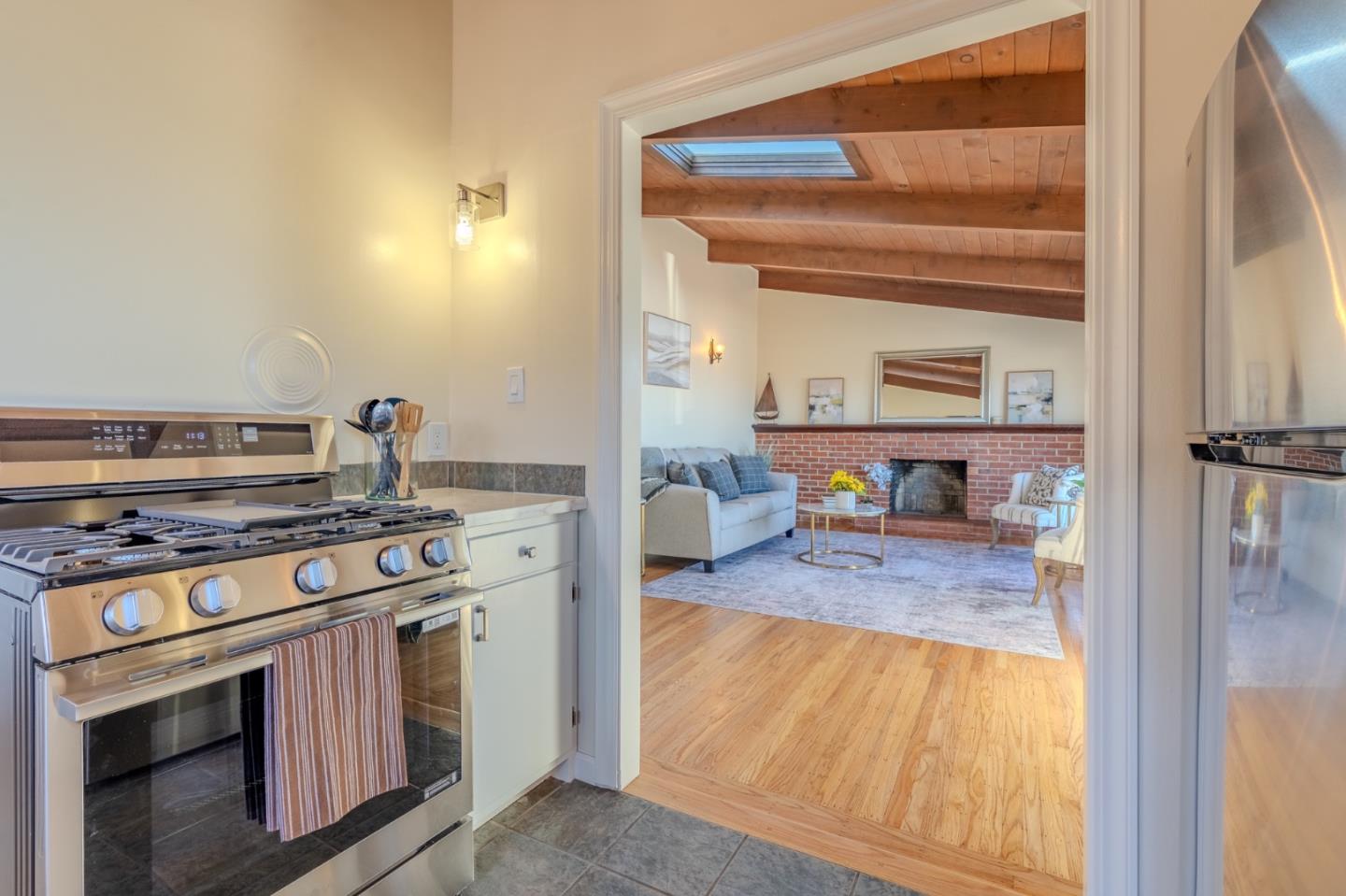 Detail Gallery Image 15 of 39 For 820 Edgemar Ave, Pacifica,  CA 94044 - 4 Beds | 2 Baths