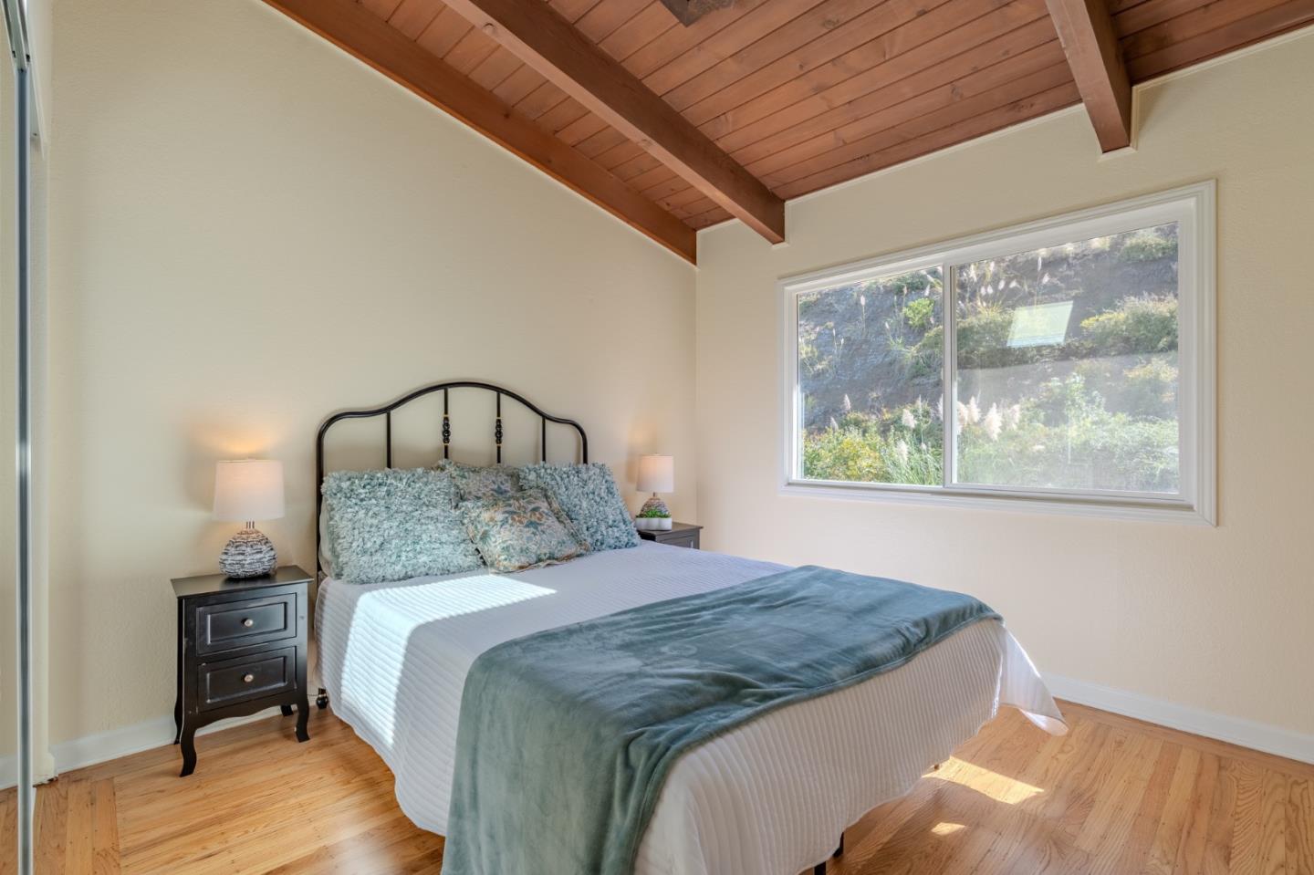Detail Gallery Image 19 of 39 For 820 Edgemar Ave, Pacifica,  CA 94044 - 4 Beds | 2 Baths