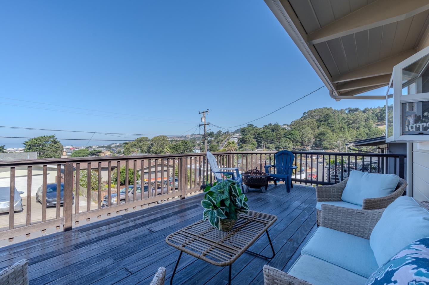 Detail Gallery Image 3 of 39 For 820 Edgemar Ave, Pacifica,  CA 94044 - 4 Beds | 2 Baths