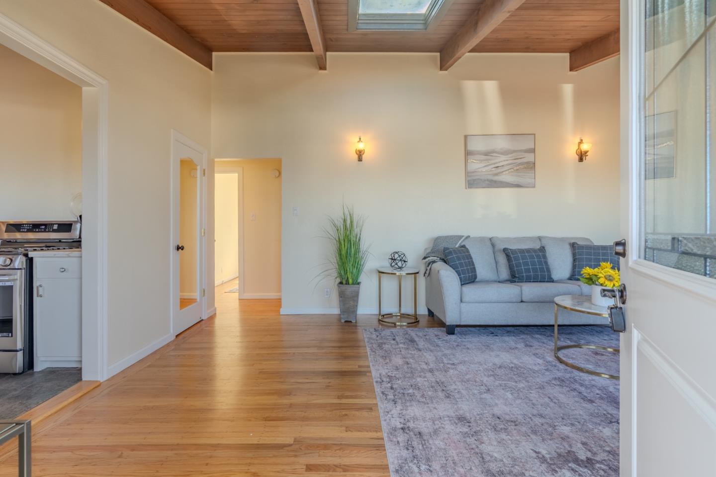 Detail Gallery Image 4 of 39 For 820 Edgemar Ave, Pacifica,  CA 94044 - 4 Beds | 2 Baths