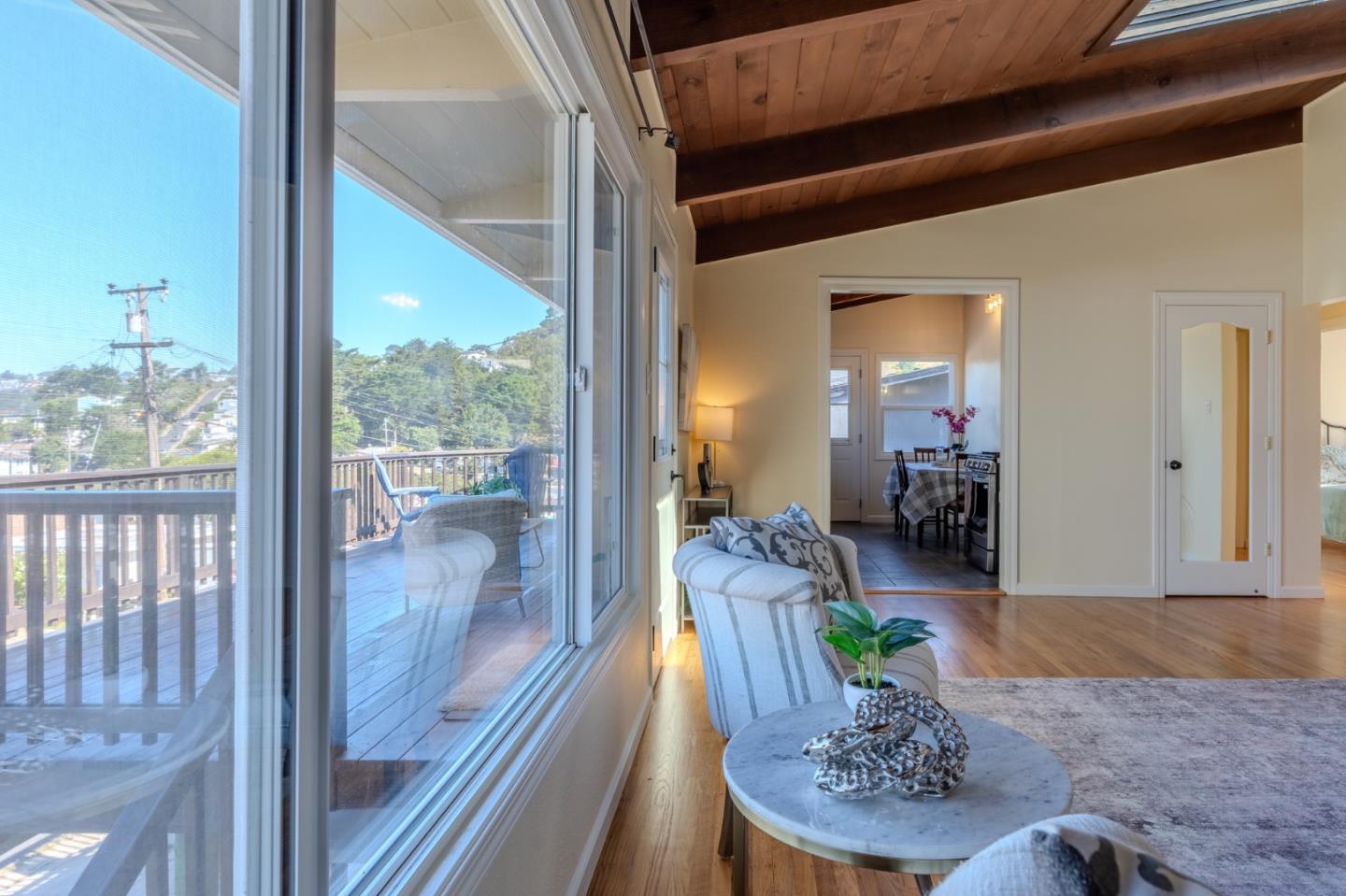 Detail Gallery Image 8 of 39 For 820 Edgemar Ave, Pacifica,  CA 94044 - 4 Beds | 2 Baths