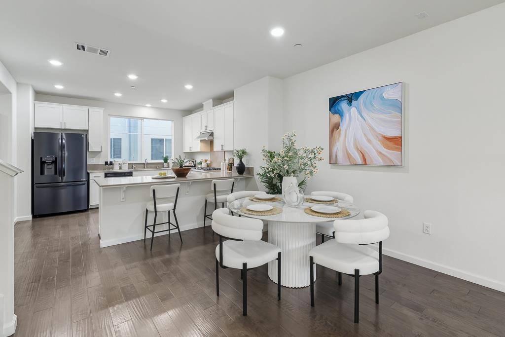 Detail Gallery Image 10 of 41 For 199 William Manly St #3,  San Jose,  CA 95136 - 4 Beds | 3/1 Baths