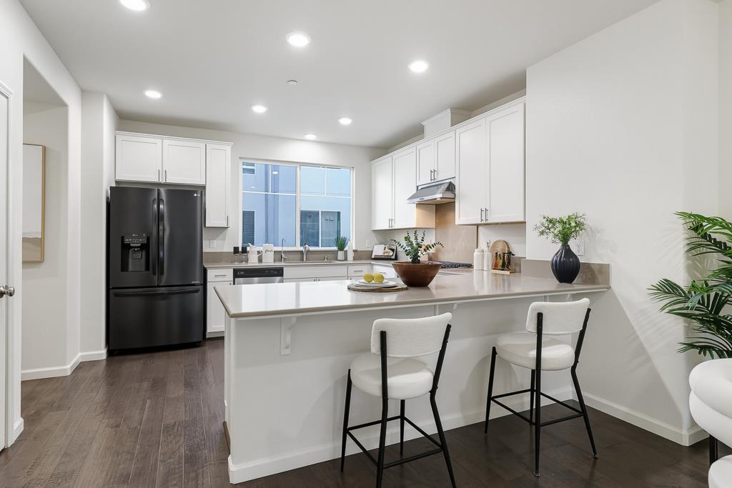 Detail Gallery Image 11 of 41 For 199 William Manly St #3,  San Jose,  CA 95136 - 4 Beds | 3/1 Baths