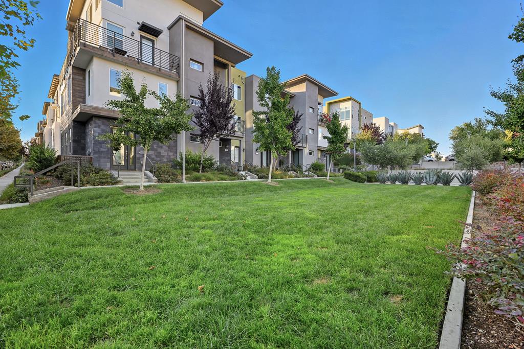 Detail Gallery Image 28 of 41 For 199 William Manly St #3,  San Jose,  CA 95136 - 4 Beds | 3/1 Baths