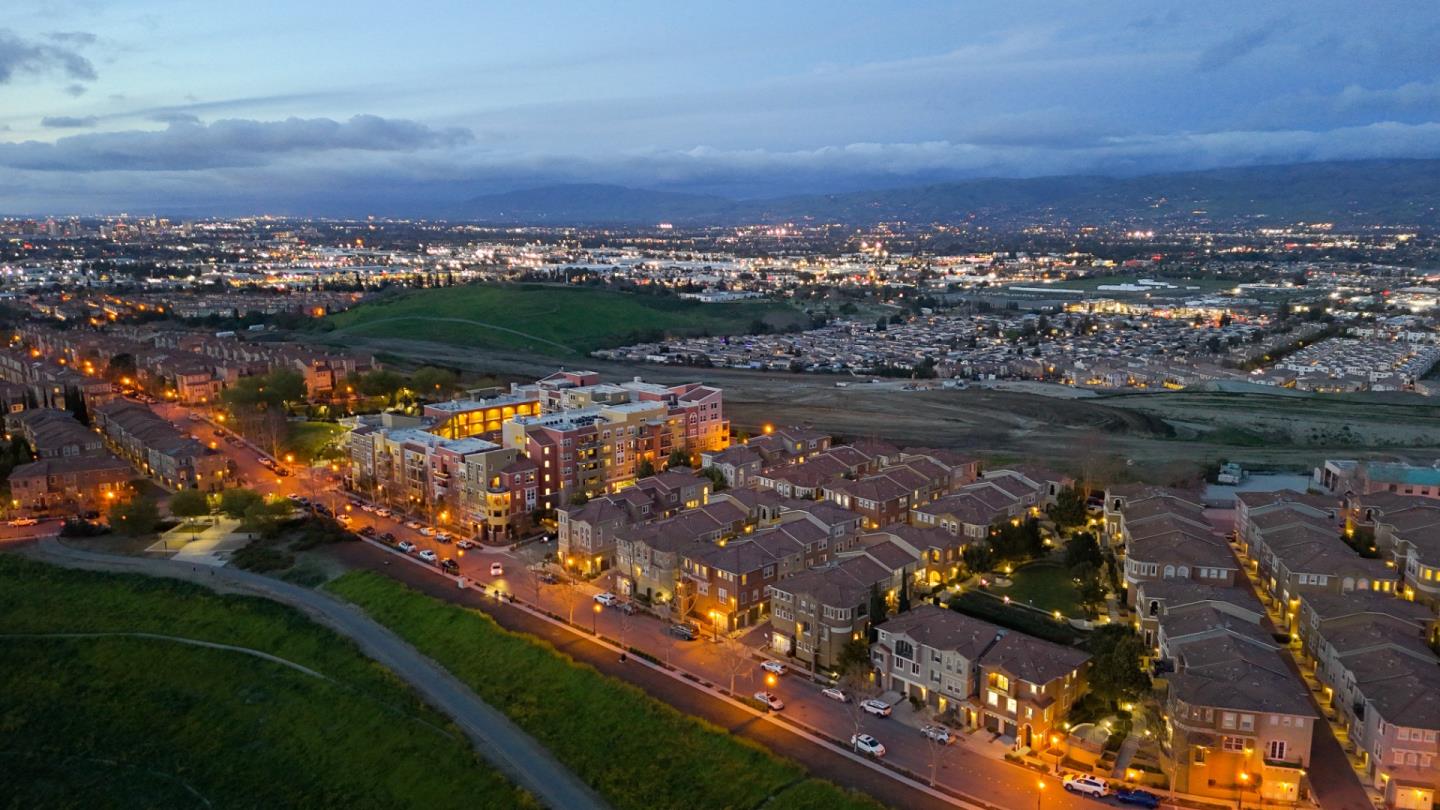 Detail Gallery Image 3 of 41 For 199 William Manly St #3,  San Jose,  CA 95136 - 4 Beds | 3/1 Baths