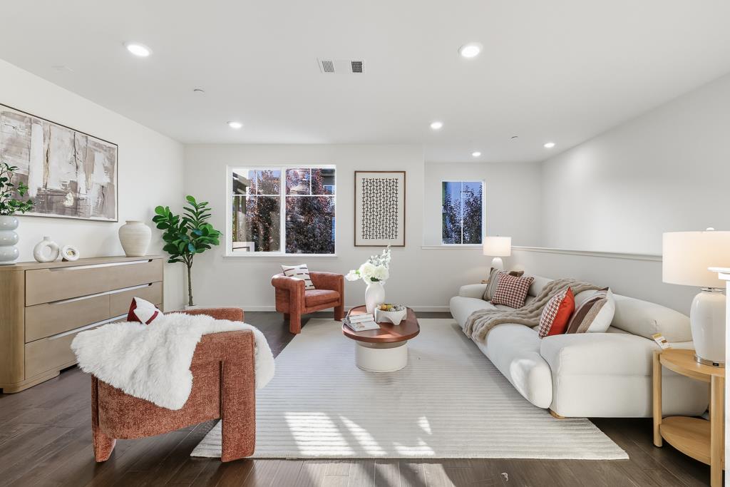 Detail Gallery Image 6 of 41 For 199 William Manly St #3,  San Jose,  CA 95136 - 4 Beds | 3/1 Baths