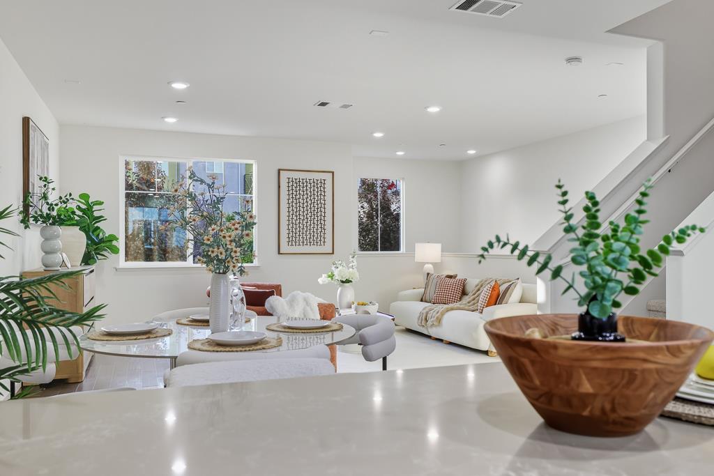 Detail Gallery Image 8 of 41 For 199 William Manly St #3,  San Jose,  CA 95136 - 4 Beds | 3/1 Baths