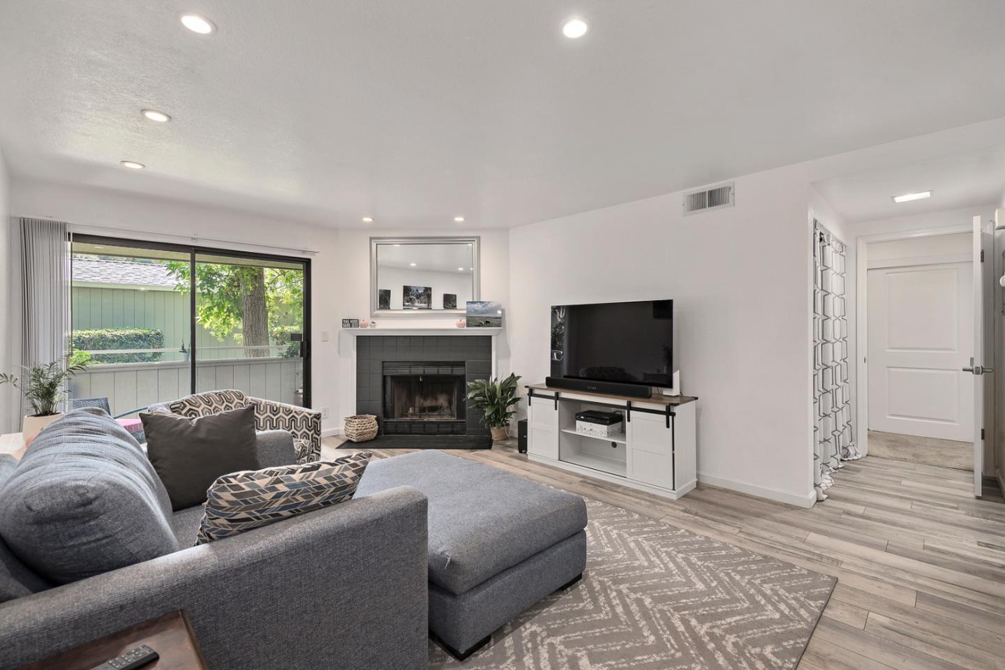 Detail Gallery Image 4 of 19 For 1751 Braddock Ct, San Jose,  CA 95125 - 2 Beds | 2 Baths