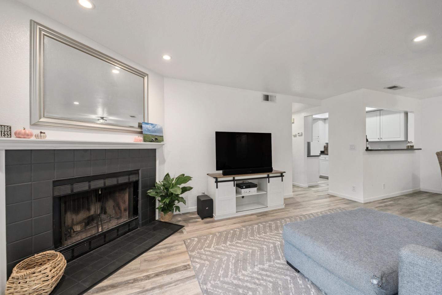 Detail Gallery Image 5 of 19 For 1751 Braddock Ct, San Jose,  CA 95125 - 2 Beds | 2 Baths