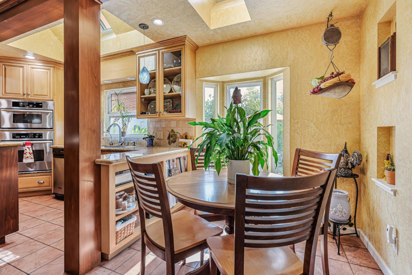 Detail Gallery Image 11 of 33 For 949 Pleasant Hill Rd, Redwood City,  CA 94061 - 5 Beds | 2 Baths