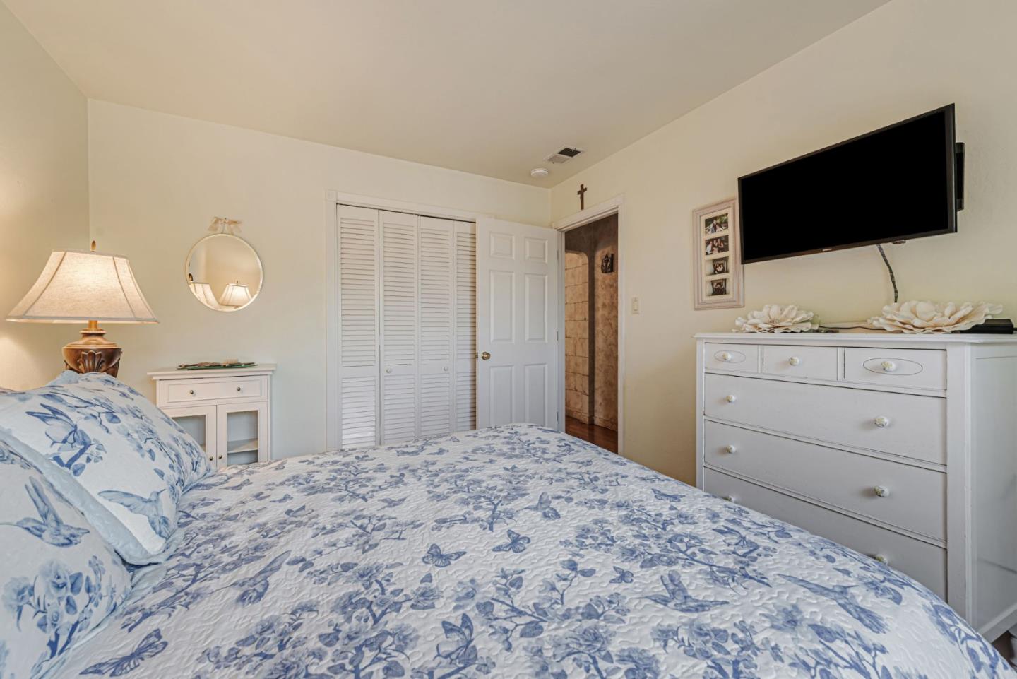 Detail Gallery Image 19 of 33 For 949 Pleasant Hill Rd, Redwood City,  CA 94061 - 5 Beds | 2 Baths