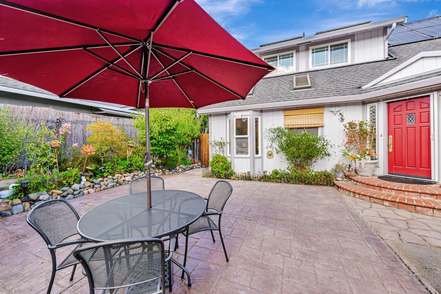 Detail Gallery Image 2 of 33 For 949 Pleasant Hill Rd, Redwood City,  CA 94061 - 5 Beds | 2 Baths