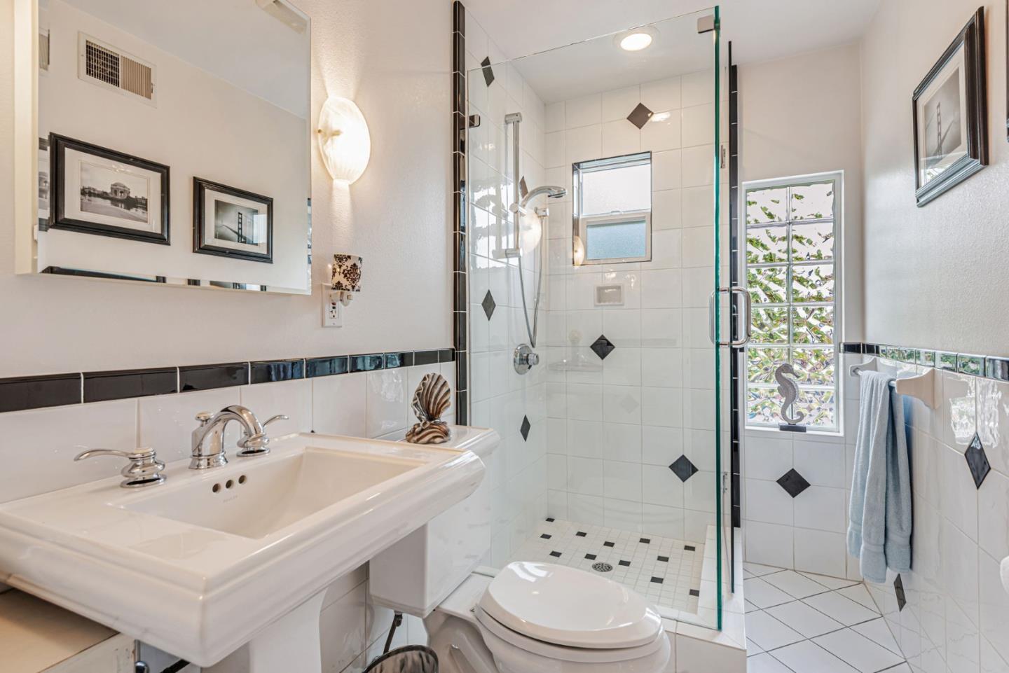 Detail Gallery Image 20 of 33 For 949 Pleasant Hill Rd, Redwood City,  CA 94061 - 5 Beds | 2 Baths