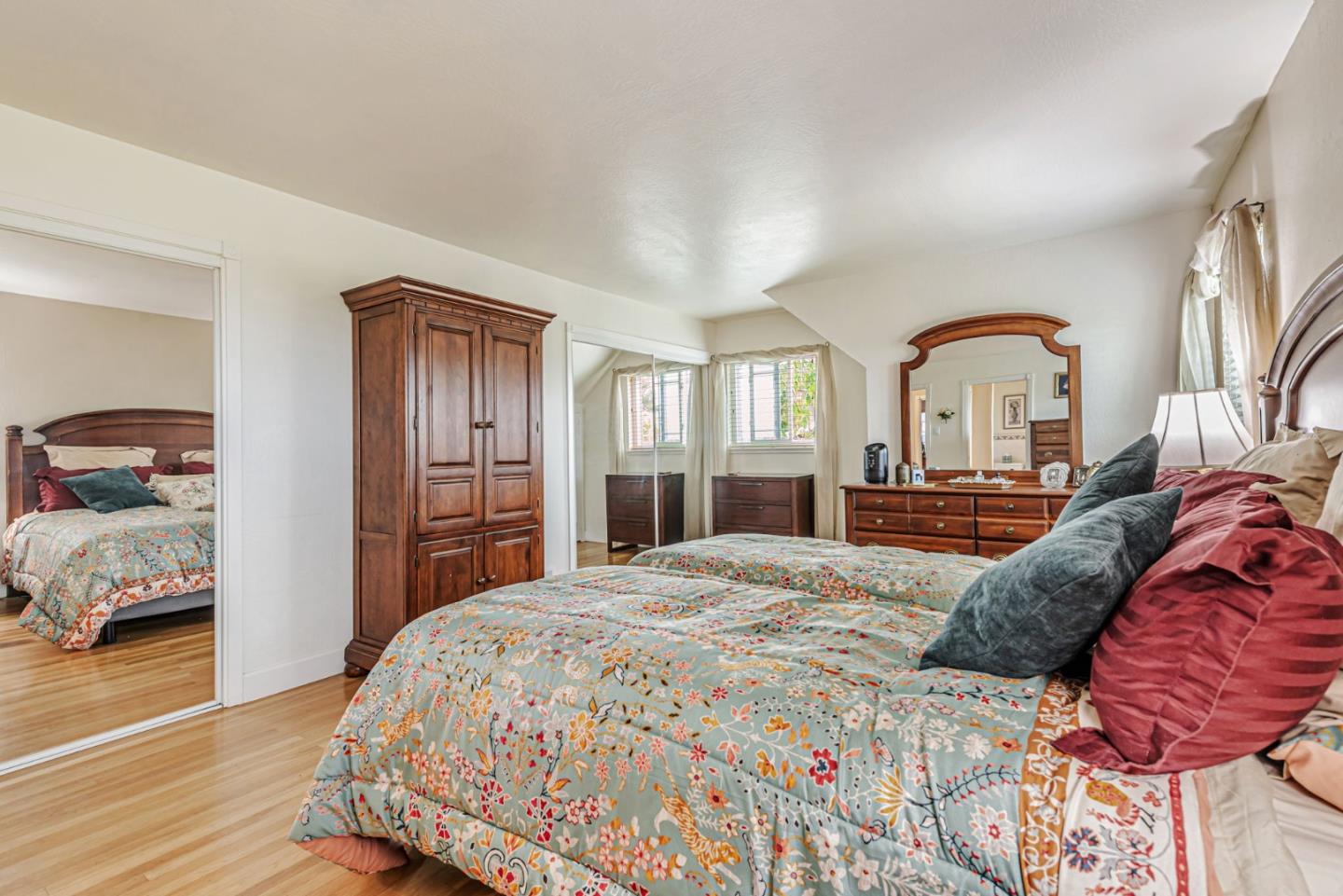 Detail Gallery Image 22 of 33 For 949 Pleasant Hill Rd, Redwood City,  CA 94061 - 5 Beds | 2 Baths