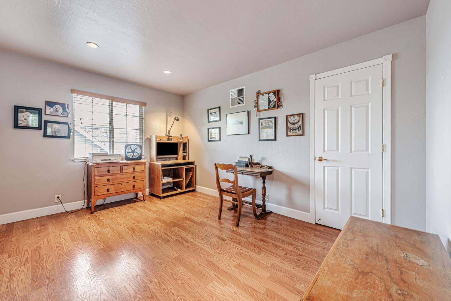 Detail Gallery Image 25 of 33 For 949 Pleasant Hill Rd, Redwood City,  CA 94061 - 5 Beds | 2 Baths