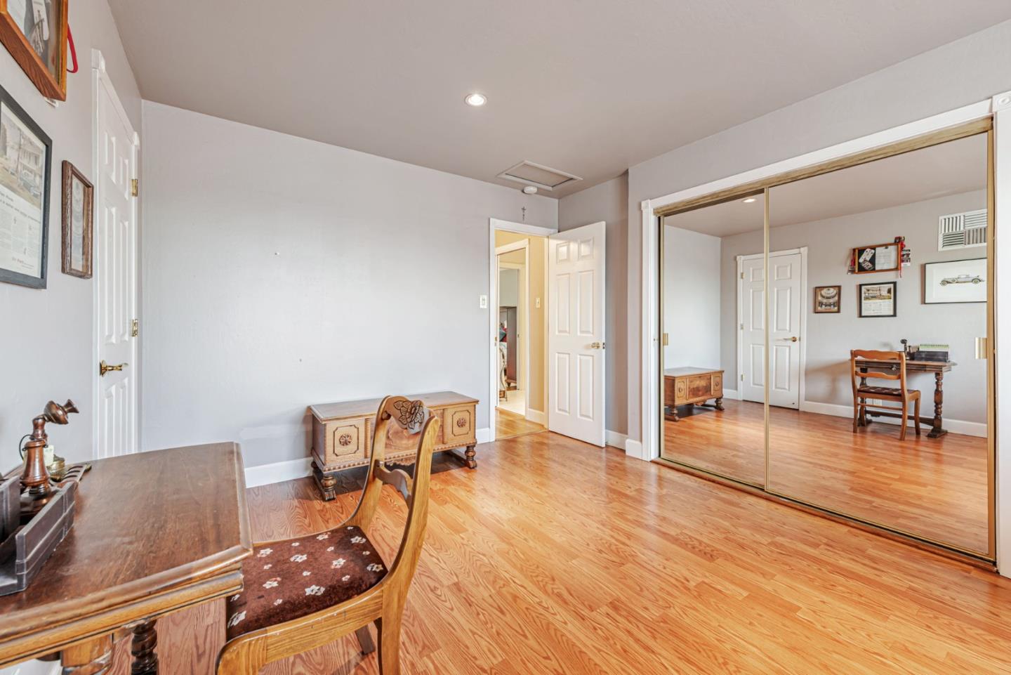 Detail Gallery Image 26 of 33 For 949 Pleasant Hill Rd, Redwood City,  CA 94061 - 5 Beds | 2 Baths