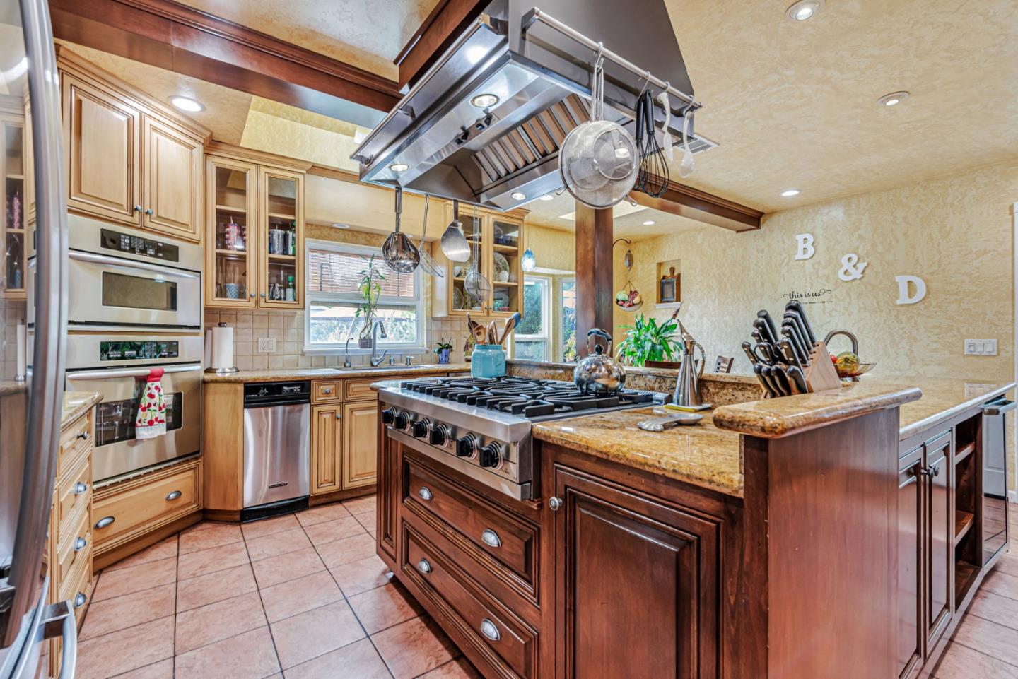 Detail Gallery Image 5 of 33 For 949 Pleasant Hill Rd, Redwood City,  CA 94061 - 5 Beds | 2 Baths