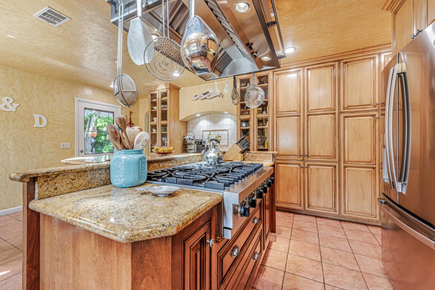 Detail Gallery Image 6 of 33 For 949 Pleasant Hill Rd, Redwood City,  CA 94061 - 5 Beds | 2 Baths