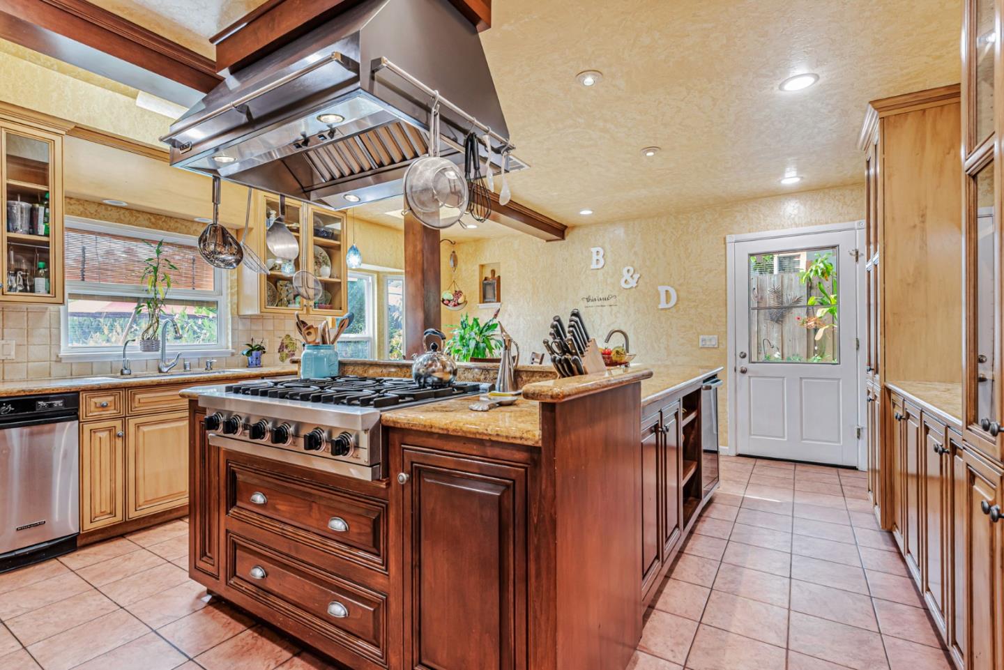 Detail Gallery Image 7 of 33 For 949 Pleasant Hill Rd, Redwood City,  CA 94061 - 5 Beds | 2 Baths