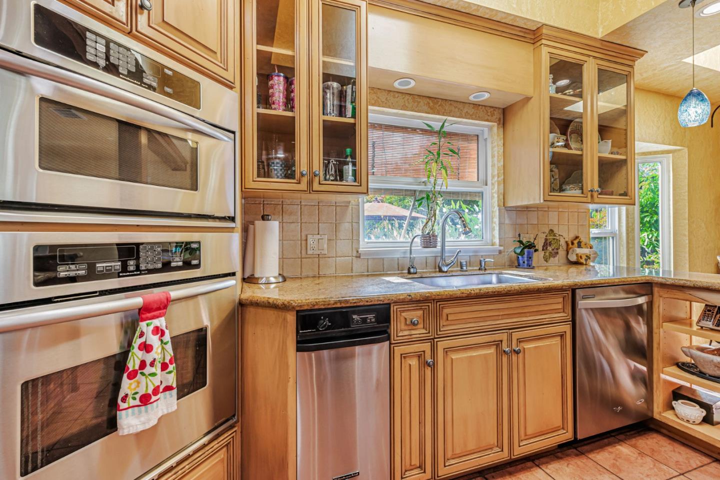 Detail Gallery Image 8 of 33 For 949 Pleasant Hill Rd, Redwood City,  CA 94061 - 5 Beds | 2 Baths